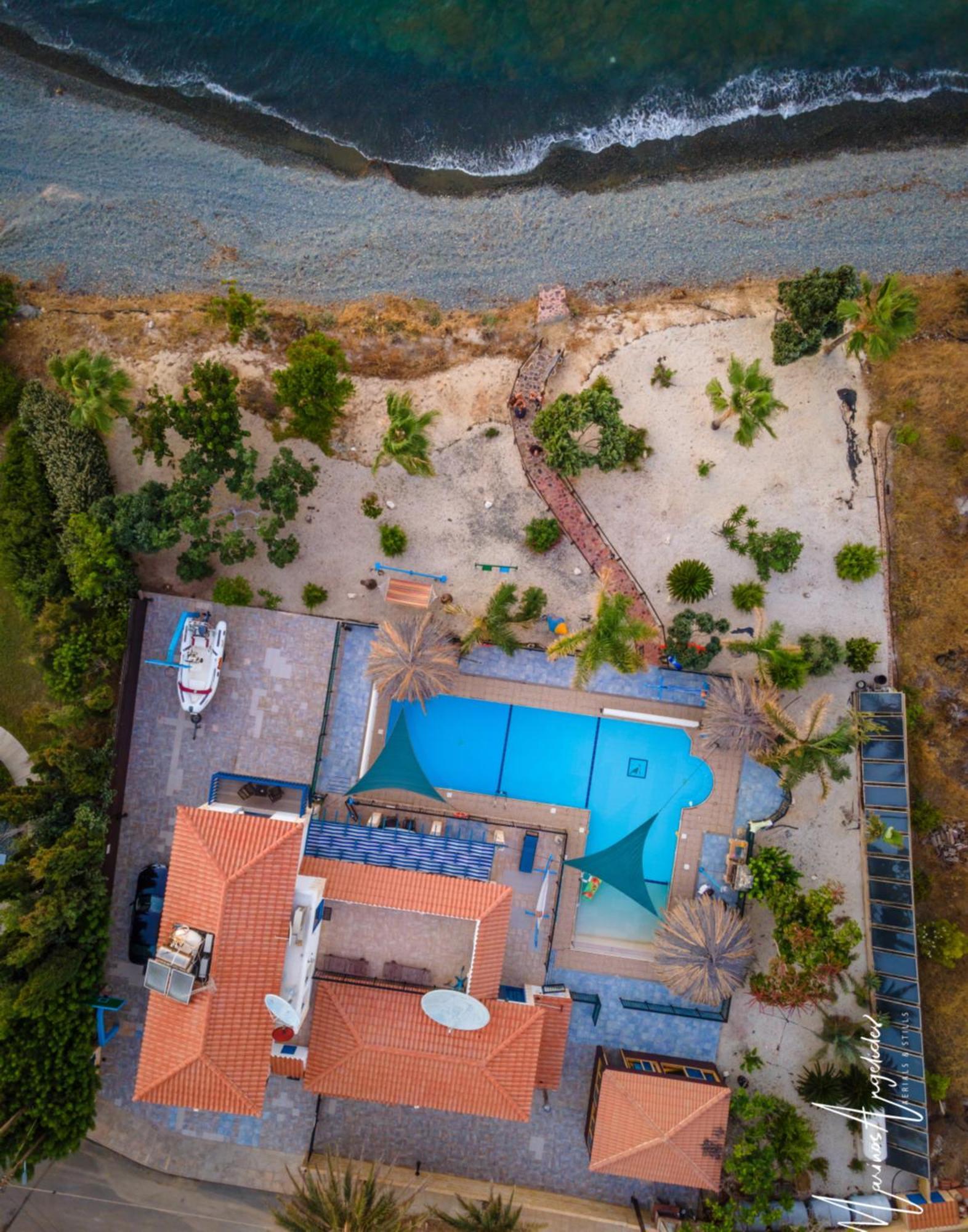 Astrofegia Beachfront Villa Помос Экстерьер фото