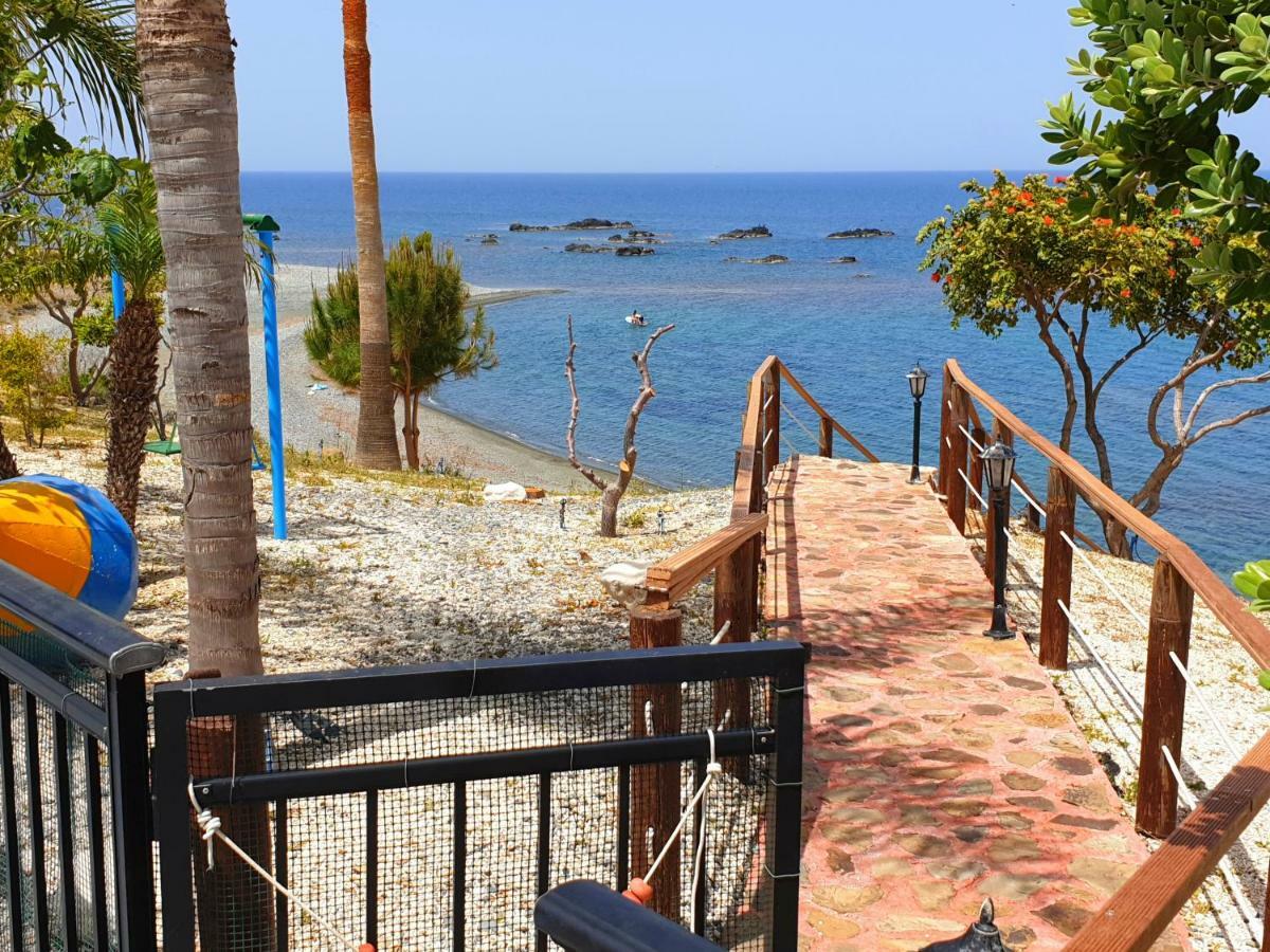 Astrofegia Beachfront Villa Помос Экстерьер фото